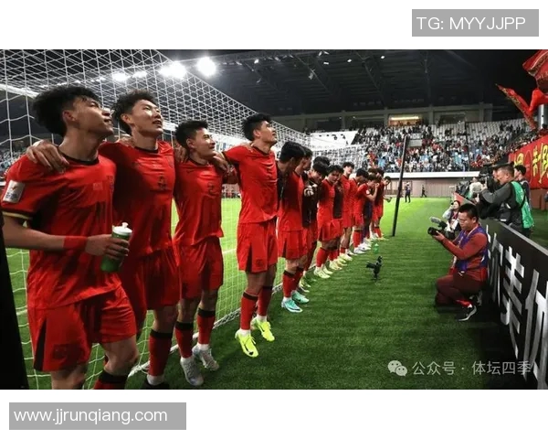 中国足球队迎战卡塔尔力争胜利全力以赴展现团队精神与拼搏意志